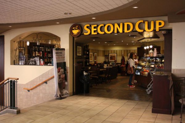 استفاده کافی شاپ «Second Cup» از رنگ قهوه‌ای به عناون رنگ غالب برندش