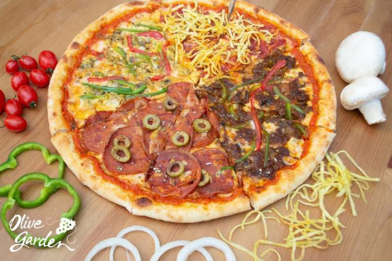 سرو پیتزا در رستوران باغ زیتون