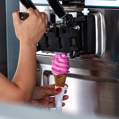 خانمی در حال پر کردن بستنی قیفی