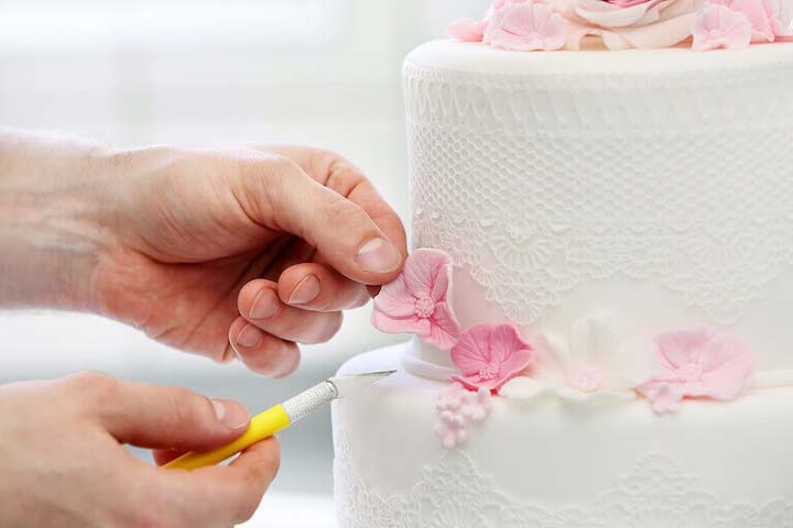 یک قناد در حال طراحی کیک عروسی