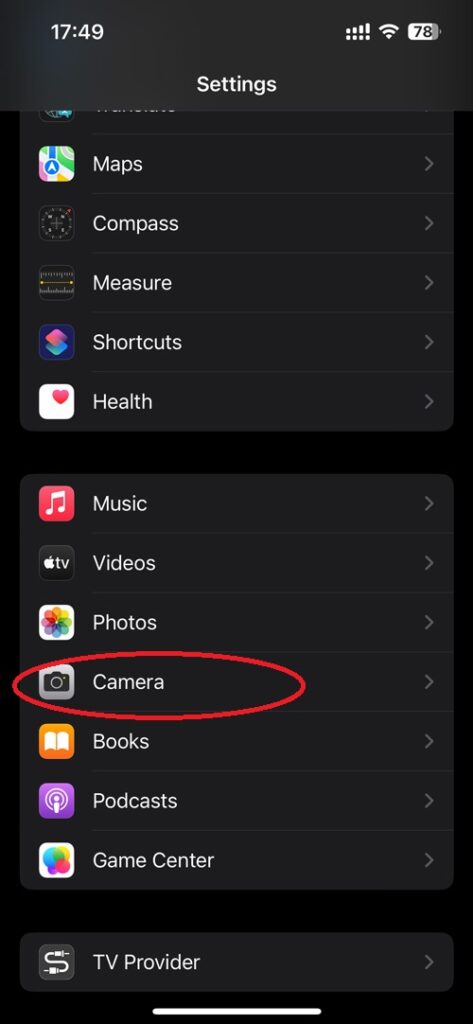 نمای صفحه تنظیمات آیفون با کادر قرمز رنگ دور گزینه دوربین